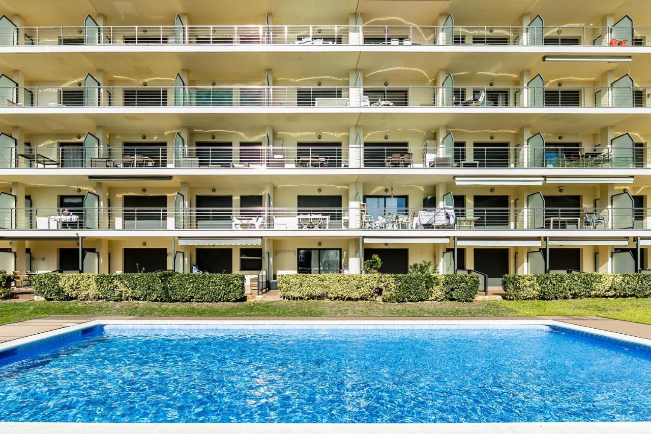 The Beach Milenium Roses Luaran gambar